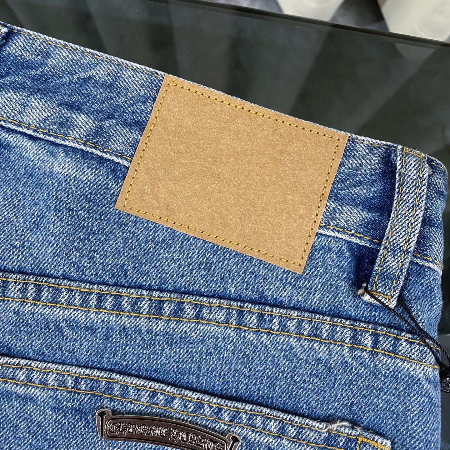 🅿️280 chrome hearts 2025 new city limited leather label jeans vi Top heavy industry fashionable design] Consistent high street luxury style creation. Speaking of this style, the Zangyin family and GU family are definitely among the leading representative brands. Especially the Zangyin family has really achieved a state-of-the-art effect in creating high street style. It is made of unique washed materials. The color system of this model is already quite eye-catching. After it is decorated with patchwork cross flowers, it cleverly highlights the charm of the brand. Secondly, this model uses classic The classic high-waist cutting design highlights the long legs and the fashionable temperament of the upper body. The brand is highly recognizable and the slim fit configuration is more suitable for daily wear. This product is a product that interprets personality, fashion, and specifications at a glance. This single product is enough to make any fan excited. It can be a white T-shirt for youthful preppy style, or a tight sling for royal lady style. It has strong matching ability and can be easily controlled by men.  [Material and craftsmanship] Needless to say, this point goes without saying. As an excellent craftsman brand, Zangyin has really perfect requirements for details and craftsmanship. The washed color of this model has gone through so many processes, not to mention the embellishment of the denim appliqués. It is also purely handmade and sewn. Just like what they believe in, only handmade things have soul and have the meaning of wear. A top-notch heavy-duty fashionable denim item, I look forward to your perfect interpretation! !  Size:28-34